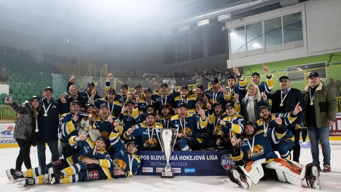 Hokejisti Humenného po zisku titulu v Tipos SHL.