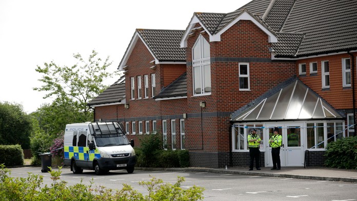 Britskí policajti hliadkujú v meste Amesbury.