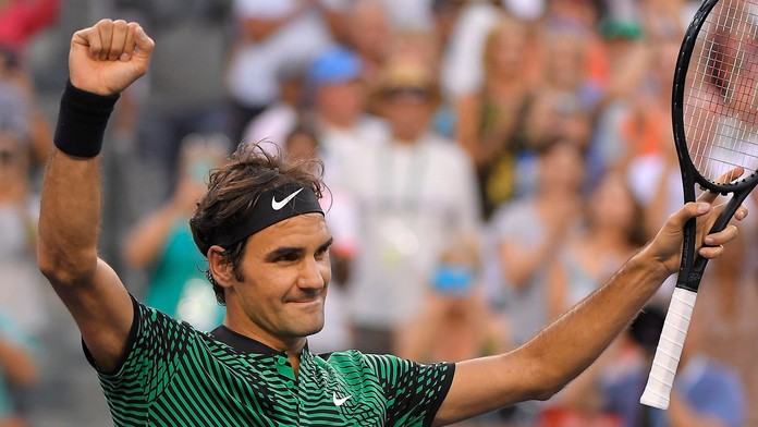 Roger Federer sa teší z výhry nad Rafaelom Nadalom.