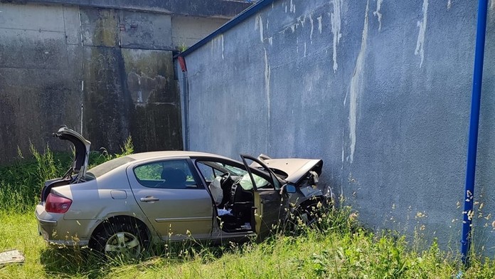 Náraz do betónového múra vodič neprežil. 