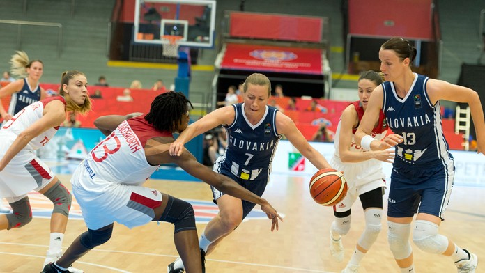 Na snímke zľava Quanitra Hollingsworthová (Turecko), Zuzana Žirková a Anna Jurčenková (obe Slovensko)..jpg