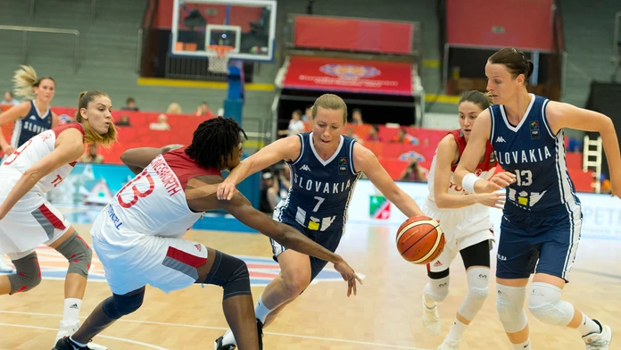 Na snímke zľava Quanitra Hollingsworthová (Turecko), Zuzana Žirková a Anna Jurčenková (obe Slovensko)..jpg