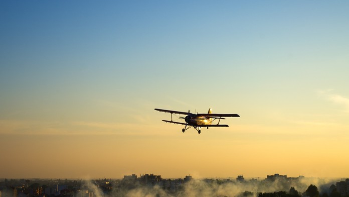 Poškodené auto policajtov.