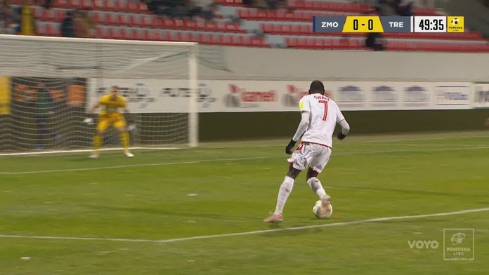 Hráč Trenčína Abubakar Ghlai sa rúti na bránku ViOn-u.