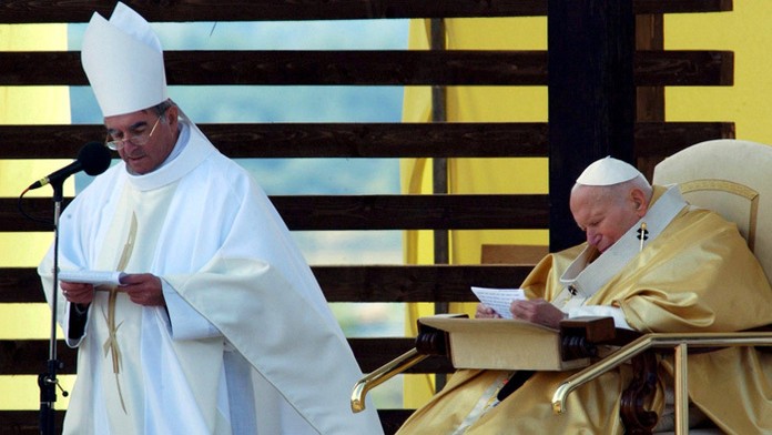 Na snímke vľavo rožňavský biskup koadjútor Vladimír Filo dočítava príhovor Jána Pavla II.