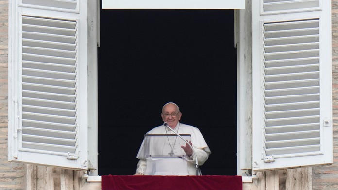 Pápež František máva veriacim z okna Apoštolského paláca počas vianočnej modlitby Anjel pána na Námestí Sv. Petra vo Vatikáne v utorok 26. decembra 2023.