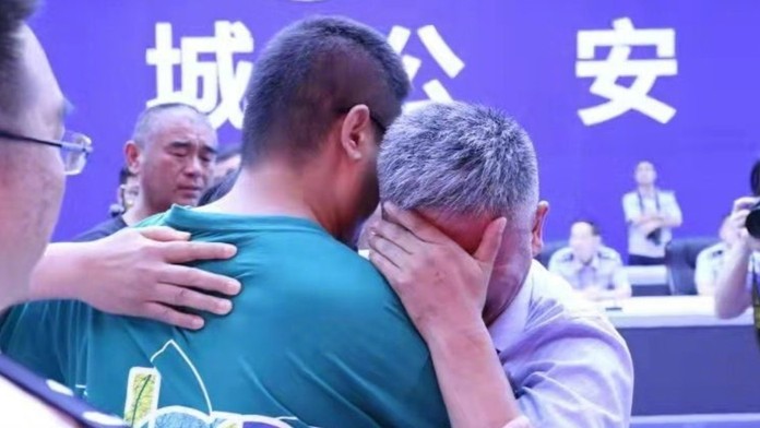 Dojímavé stretnutie otca so synom.