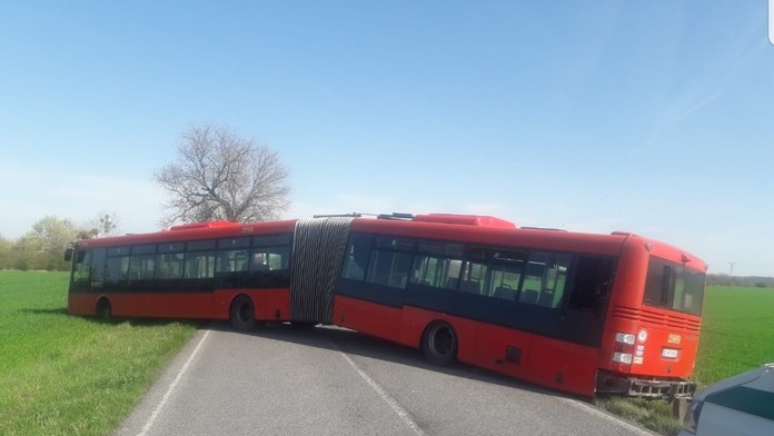 Autobus MHD skrížil cestu medzi dvomi bratislavskými mestskými časťami