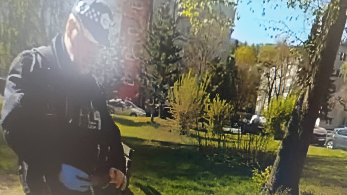Hrôzostrašný nález v Ružomberku. Na detskom ihrisku ležala pištoľ a ihly