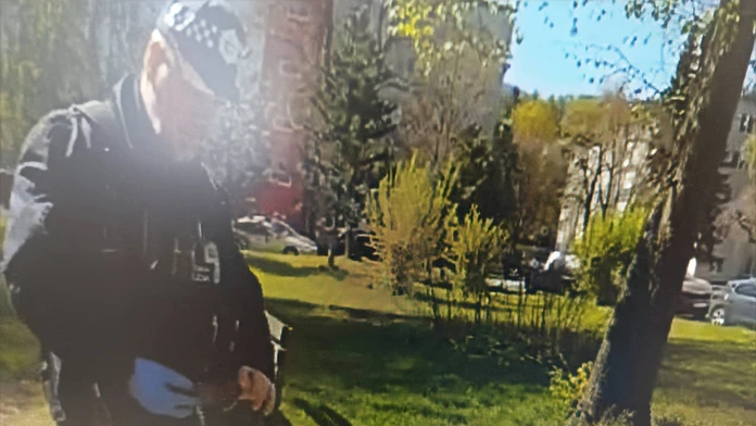 Hrôzostrašný nález v Ružomberku. Na detskom ihrisku ležala pištoľ a ihly