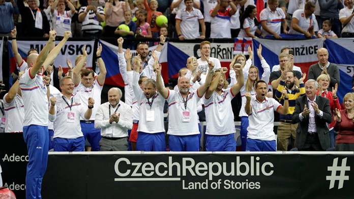 Radosť českého tímu po zisku šiesteho Fed Cupu.