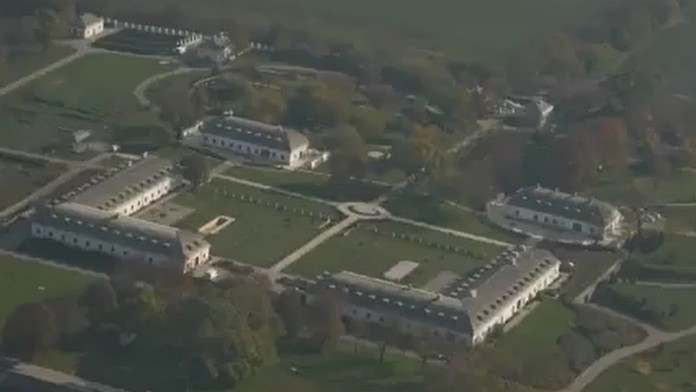 VIDEO: Ukázali Orbánovo tajné „mini Versailles“. Premiér si užíva bazény, umelé jazero či železnicu za peniaze EÚ