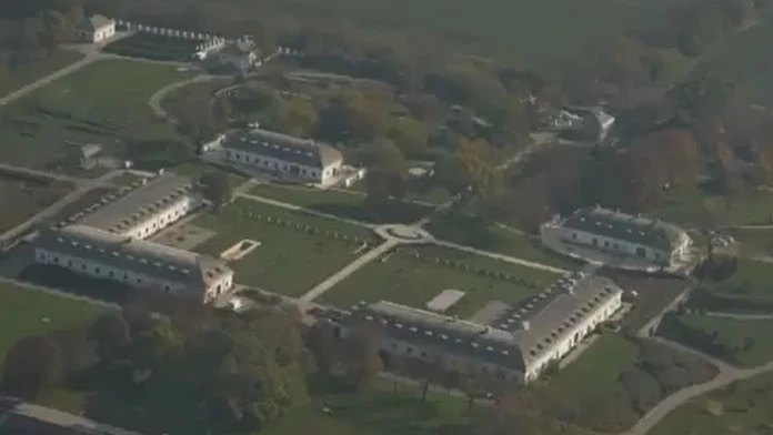 VIDEO: Ukázali Orbánovo tajné „mini Versailles“. Premiér si užíva bazény, umelé jazero či železnicu za peniaze EÚ