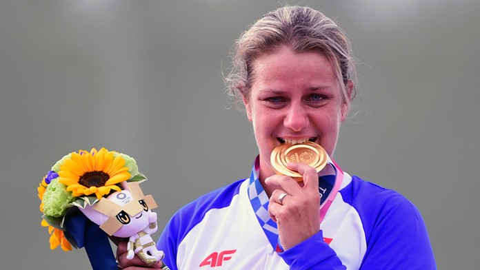 Olympijská víťazka Zuzana Rehák Štefečeková so zlatou medailou v trape.