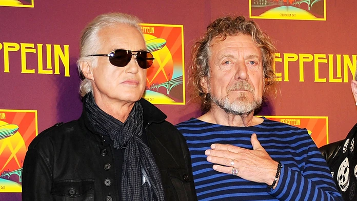 Zakladatelia britskej rockovej skupiny Led Zeppelin Jimmy Page (vľavo) a Robert Plant
