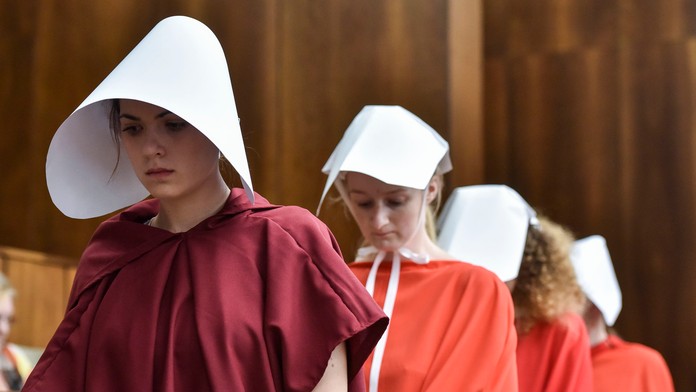 Aktivistky na tichom proteste proti navrhovanému zákonu strany ĽSNS o interrupciách.