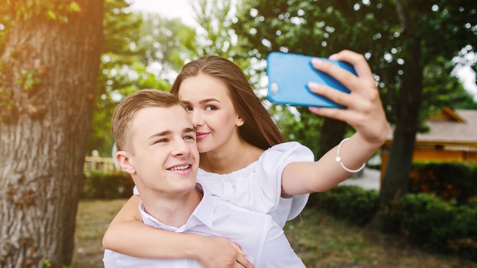 Páry, ktoré si na Facebooku prehnane vyznávajú lásku, v skutočnosti niečo zakrývajú