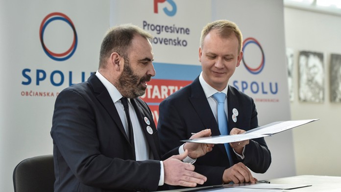 Hráči Slovana Bratislava ďakujú fanúšikom po poslednom domácom dueli proti Dinamu Minsk.