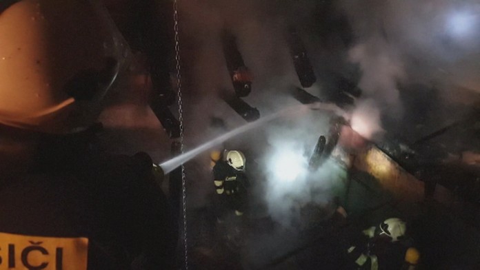 Alpský lyžiar Beat Feuz oslavuje zisk malého kryštálového glóbusu za triumf v zjazde v hodnotení SP.