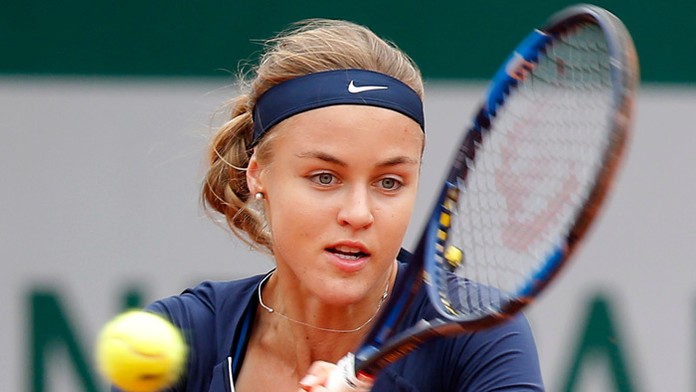 Anna Karolína Schmiedlová odvracia loptičku Garbine Muguruzovej na Roland Garros.