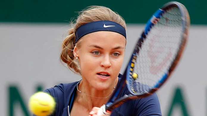 Anna Karolína Schmiedlová odvracia loptičku Garbine Muguruzovej na Roland Garros.