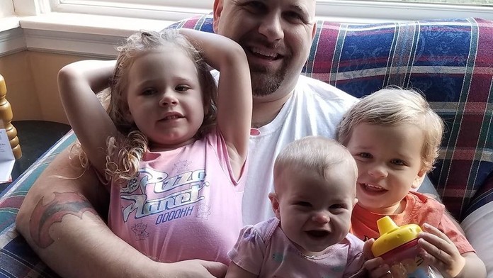 Adam Fortwangler so svojim deťmi.