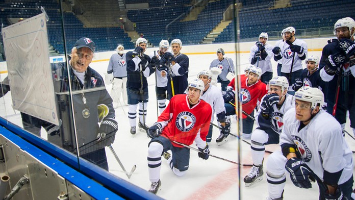 Tréner HC Slovan Bratislava Miloš Říha počas tréningu.