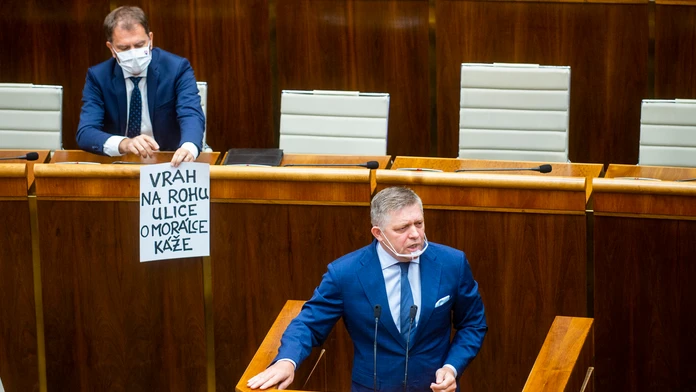 Igor Matovič drží plagát počas rečnenia Roberta Fica