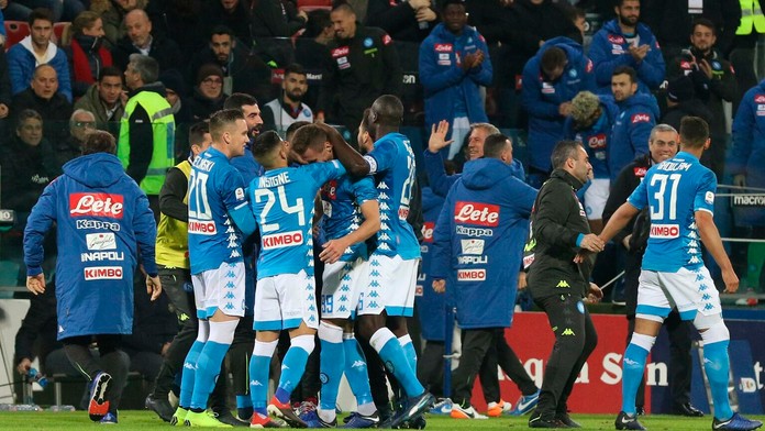 Hráči Neapola oslavujú triumf na pôde Cagliari.