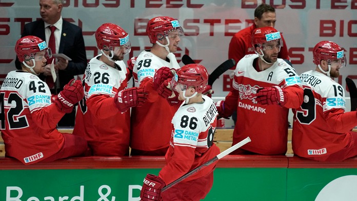 Na snímke uprostred dole dánsky center Joachim Blichfeld oslavuje gól