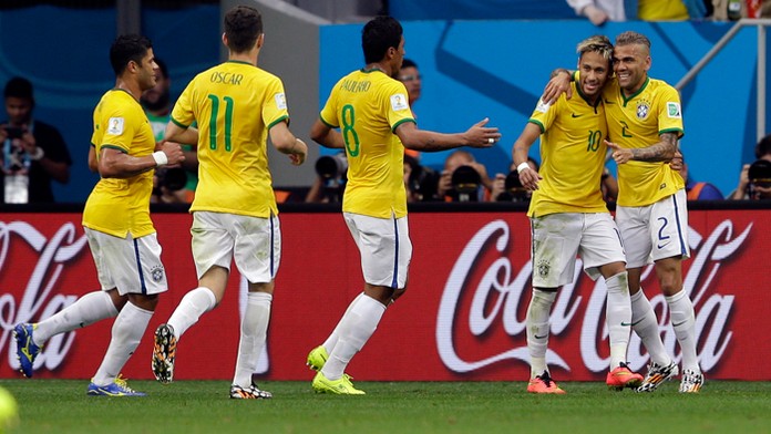 Na archívnej snímke Brazílčan Neymar (druhý sprava) v národnom drese.