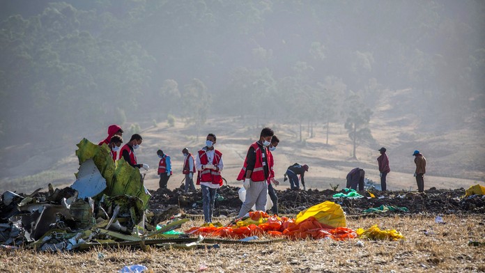 Bager prehľadáva trosky lietadla..jpg
