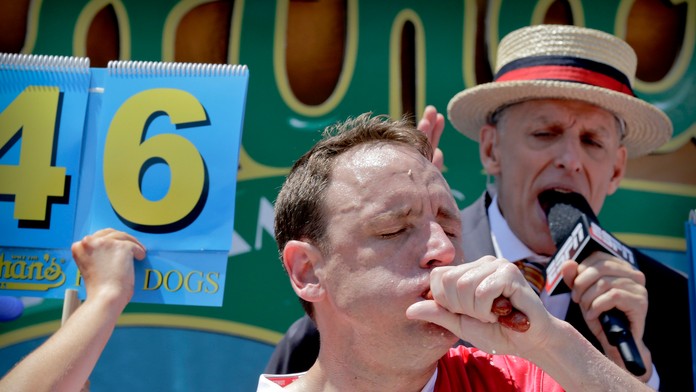 Majster v jedení hotdogov Joey Chestnut.