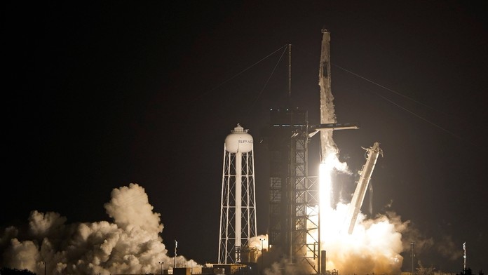 Na snímke štart kozmickej lode Crew Dragon spoločnosti SpaceX.