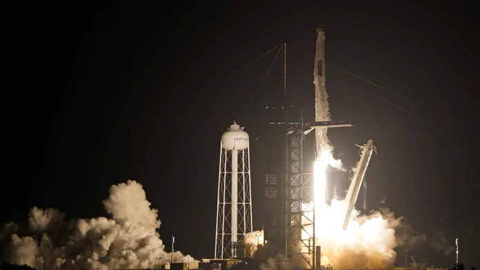 Na snímke štart kozmickej lode Crew Dragon spoločnosti SpaceX.