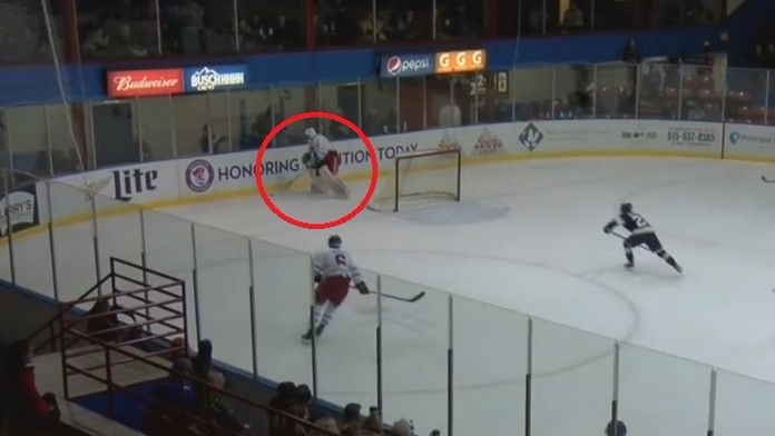 Roman Durný sa naprahuje ku gólovej strele cez celé ihrisko.