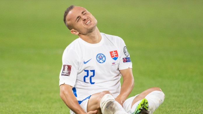 Zranený Stanislav Lobotka v zápase kvalifikácie MS 2022 proti Cypru.