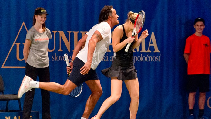 Yannick Noah a Anna Karolína Schmiedlová počas záverečného mixu na exhibícii Tennis Champions.