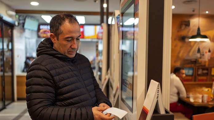 Reštaurácie stále častejšie využívajú kiosky pri objednávkach (ilustračné foto)