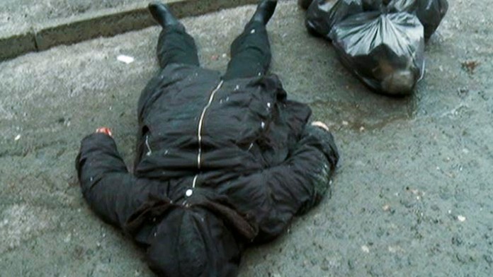 Na doneckom letisku údajne našli telá v uniformách NATO a americké zbrane.