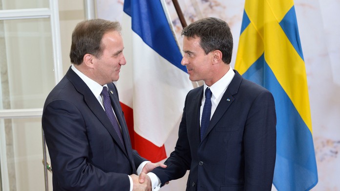 Švédsky premiér  Stefan Löfven (vľavo) a francúzsky premiér Manuel Valls