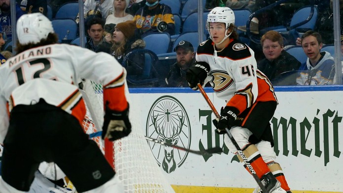 Trevor Zegras z Anaheimu (vpravo) proti Buffalu.