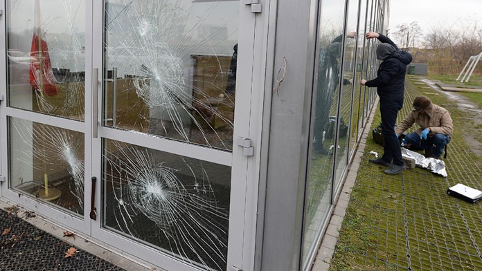 Neznámy páchateľ rozbil okná na moslimskom centre vo Varšave.