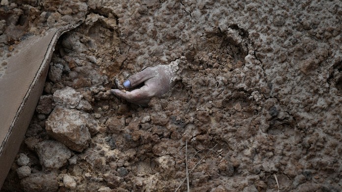 Pri Buči sa našli telá troch ľudí so spútanými rukami, oznámila ukrajinská polícia