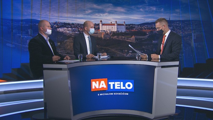 Zľava Martin Dúbravka a Valentino Lazaro z Newcastlu oslavujú triumf nad Sheffieldom United.