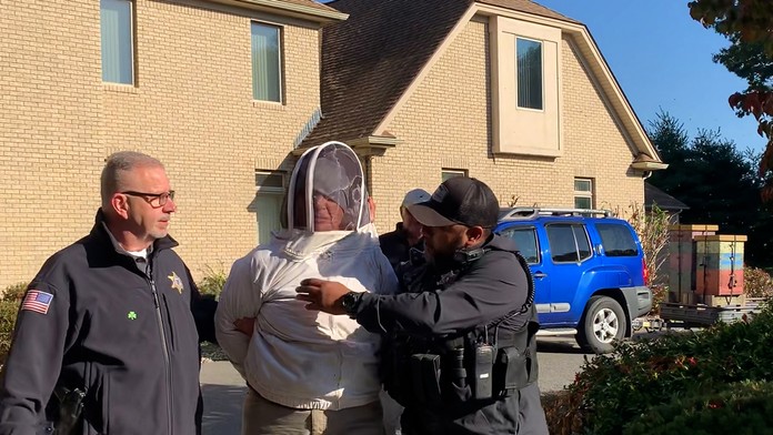 Žena použila tisíce včiel ako nebezpečnú zbraň proti polícii, čelí siedmym obvineniam