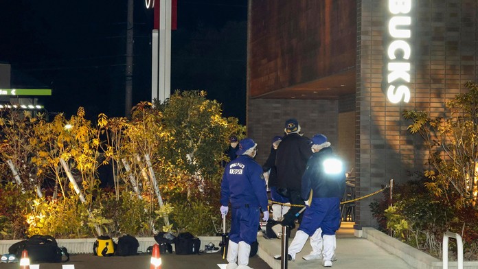 Polícia pátra po strelcovi, ktorý zabil muža pri kaviarni Starbucks.