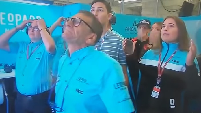 Vedenie tímu Leopard racing sleduje pád Eneu Bastianiniho.