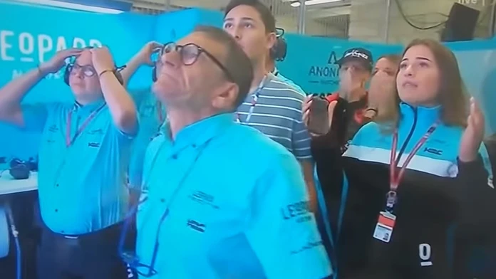Vedenie tímu Leopard racing sleduje pád Eneu Bastianiniho.