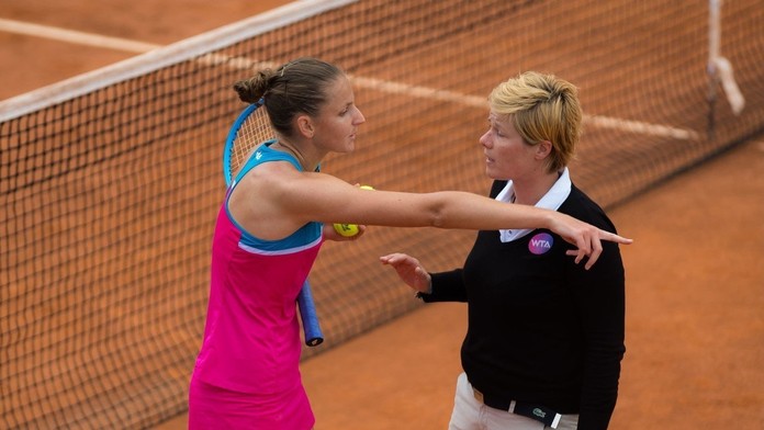 Česká tenistka Karolína Plíšková sa háda s empajrovou rozhodkyňou.